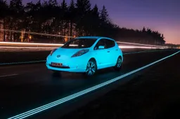 Nissan Leaf è la prima auto fluorescente a percorrere un'autostrada luminescente