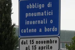 Dal 15 novembre scatta l'obbligo di pneumatici invernali o catene a bordo