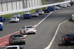 Nissan festeggia il suo 80° anniversario con una parata di auto d'epoca a Yokohama