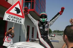 Carrera Cup Italia: tre piloti e tre squadre in lizza per i titoli al giro di boa