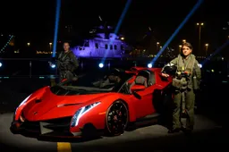 Lamborghini Veneno Roadster: l’anteprima mondiale sulla portaerei italiana ad Abu Dhabi