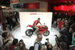 EICMA 2014 saluta Carlos Checa e la Ducati 1299 Panigale