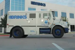 Blindato perde sacchi di denaro: raccolti 270.000 euro in strada, ora è caccia ai “prelevatori”