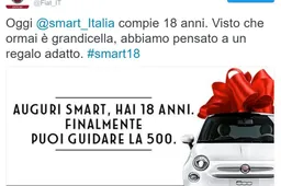 Fiat 500 fa gli auguri a smart per i 18 anni