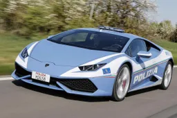 Meno di 5 ore da L’Aquila a Torino: l’impresa della Lamborghini della Polizia