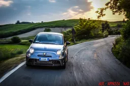 Al Mugello per la MotoGP con la Abarth 695 Biposto. Un viaggio da duri