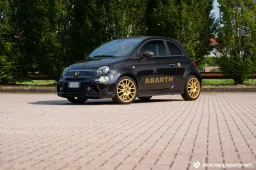 Prova su strada Abarth 695 75° Anniversario: l'ultima con il motore termico è un affare?