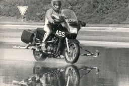 Trent’anni di ABS moto: Bosch trasforma la sicurezza in tecnologia predittiva a EICMA 2025