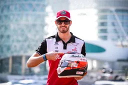 Antonio Giovinazzi saluta Kimi Raikkonen ad Abu Dhabi con un casco dedicato a lui
