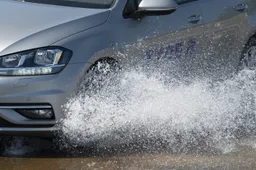 Aquaplaning: cos'è e come affrontarlo