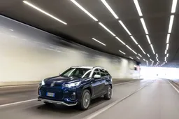 Suzuki Across Plug-in, la strategia: incentivi e sconti sull’utilizzo