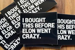 Adesivi contro Musk: scatta la protesta