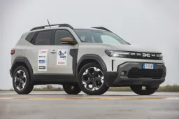 La nuova Dacia Duster è Auto Europa 2025: il rinnovato C-SUV vince e convince