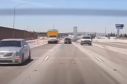 Stati Uniti: un aereo improvvisa l'atteraggio in autostrada, sfiorato il disastro [VIDEO]