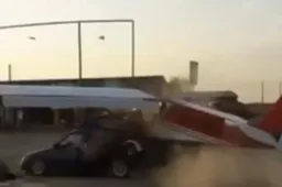 L’aeroplano tampona un’auto: il video clamoroso