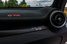 Interni Alfa Romeo GTA e GTAm: è un tripudio di Alcantara [FOTO]