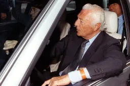 Vent’anni fa l’addio all’Avvocato Agnelli: la sua vita e le sue auto