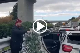 Bloccato nel traffico, un uomo si è messo a fare l'albero di Natale in autostrada [VIDEO]