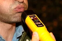 Alcoltest e multa nulli se manca l’avviso delle forze dell'ordine: cosa dice la legge