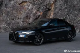 Alfa Romeo Giulia Estrema: prezzo, interni, motore, prova su strada