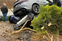 Porta la sua Giulia Quadrifoglio dal meccanico, ma l'auto torna distrutta