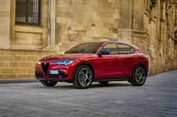 Alfa Romeo Stelvio 2023 Veloce: prova in anteprima, interni, motori, prezzo