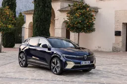 Renault prepara la nuova Mégane ibrida? Più scelta e una piattaforma flessibile per il 2028