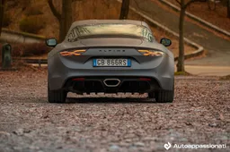 La prossima Alpine A110 prodotta da Lotus? Luca De Meo lancia l’indiscrezione