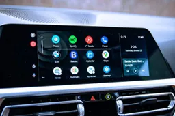 Google ferma gli aggiornamenti di Android Auto su alcuni dispositivi: cosa cambia per milioni di utenti