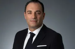 Filosa (Stellantis): “Il problema non sono i cinesi, ma le regole irrealistiche dell’Europa”