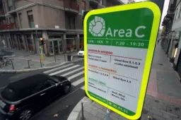Area C a pagamento anche per le auto elettriche? La proposta shock