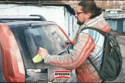 Quando lo sporco delle auto parcheggiate diventa opera d’arte