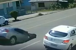 Si apre una voragine e un’auto ci finisce dentro [VIDEO]