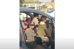 Maestra d’asilo fermata con 25 bambini a bordo dell'auto [VIDEO]