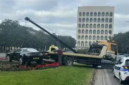 Auto nella fontana all'Eur: immersione romana per l'Aston Martin