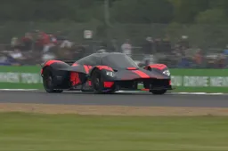 Aston Martin Valkyrie: il debutto ufficiale a Silverstone [VIDEO]