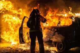Auto elettriche e incendi: quali sono i veri rischi?