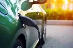 Allarme in Italia: le elettriche radiate sono quasi pari alle vendute