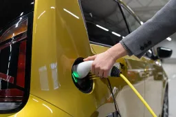 Auto elettriche in stallo: 4 automobilisti su 5 scelgono ancora benzina e Diesel