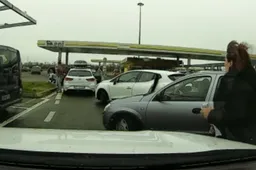 Investe due ragazze all’Autogrill e scappa: il VIDEO del folle gesto