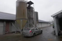 E' questa l'auto più alta di sempre? Sei metri dal volante alla strada