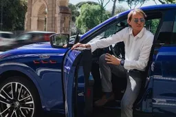Il CT Roberto Mancini guida una Maserati Levante Trofeo nella vita di tutti i giorni