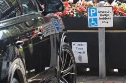 Il calciatore beccato a parcheggiare l’auto nel posto dei disabili: brutta figura, ma niente multa