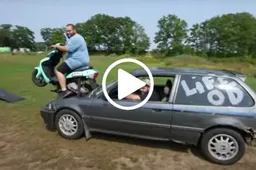 Uno scooter e una Honda Civic uniti per sempre in uno strano esperimento [VIDEO]