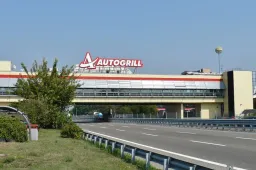 Autogrill, prezzi da capogiro: acqua a 3 euro, panini fino a 8,50. Ecco quanto costa davvero fermarsi in autostrada