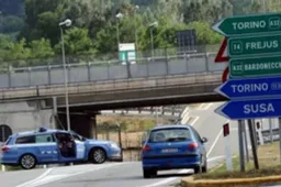 Incidente frontale sull’A32 Torino-Bardonecchia: auto contromano, muore una donna, gravissimo l’uomo alla guida