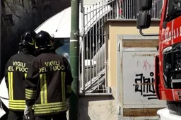 "Vada sempre dritto”: si ritrova incastrata con l'auto in una scalinata