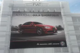L’Alfa Romeo Giulia in bella mostra sulla facciata del Lingotto di Torino