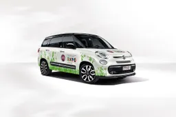 Fiat 500L Living personalizzata con il logo 'Fiat with Expo Milano 2015'