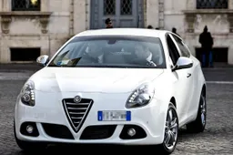 Matteo Renzi arriva al Quirinale a bordo di un'Alfa Romeo Giulietta
